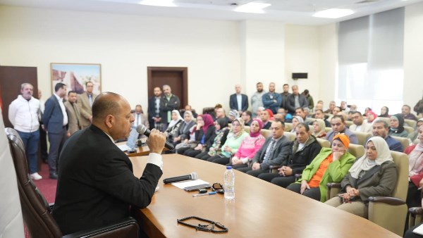 وزير العمل خلال لقائه مع العاملين بالوزارة