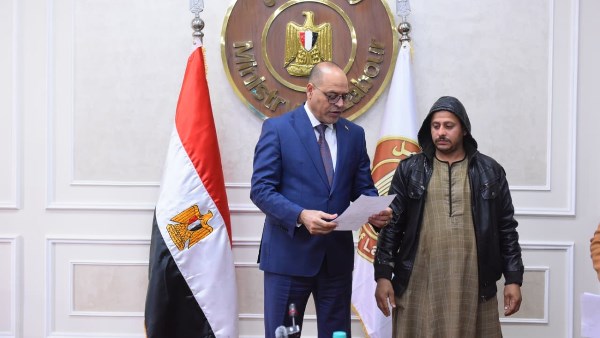 تسليم عقود العمل