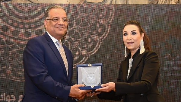 محمود مسلم يحصل على جائزة أفضل كاتب صحفي