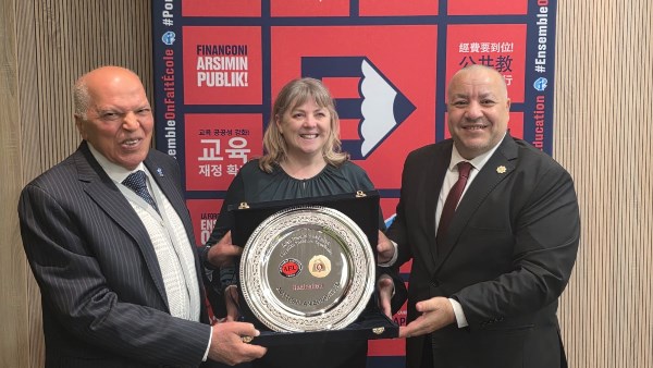 المعلمين المصرية تكرم رئيسة اتحاد المعلمين بأستراليا 