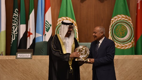 منح أحمد أبو الغيط جائزة التميز العربي 