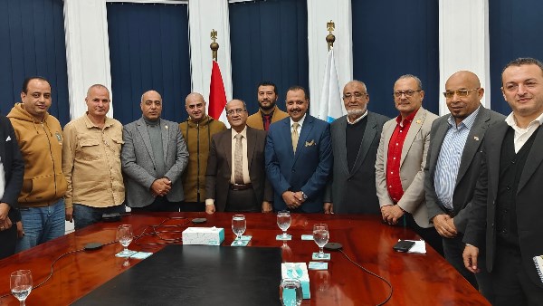 رئيس الشركة القابضة ووفد النقابة 