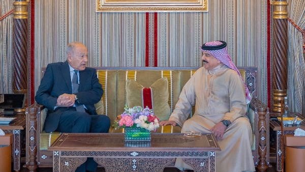 أحمد أبو الغيط يلتقي جلالة الملك حمد بن عيسى 