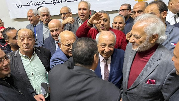 النبراوي محاطا بمحبيه 