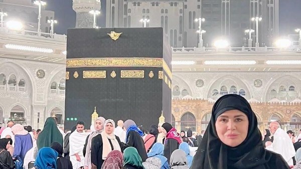 أثارت الجدل بالسوشيال ميديا .. إلهام شاهين بالعباية السوداء بمناسك العمرة أثارت الجدل بالسوشيال ميديا .. إلهام شاهين بالعباية السوداء بمناسك العمرة