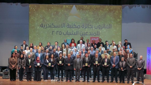 زايد يسلّم جوائز "مكتبة الإسكندرية للمبدعين الشباب"