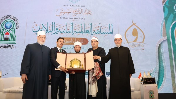 أسرة الشيخ الشحات أنور تُهدي وزير الأوقاف تذكارًا يحمل صورة الرئيس السيسي .. صور أسرة الشيخ الشحات أنور تُهدي وزير الأوقاف تذكارًا يحمل صورة الرئيس السيسي .. صور