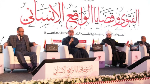 المفتي يُشيد ببحث الدكتور محمد العزازي: يجمع بين الرؤية الشرعية والإنسانية المفتي يُشيد ببحث الدكتور محمد العزازي: يجمع بين الرؤية الشرعية والإنسانية