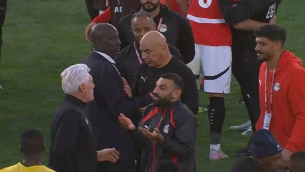 محمد صلاح ومدرب جنوب إفريقيا