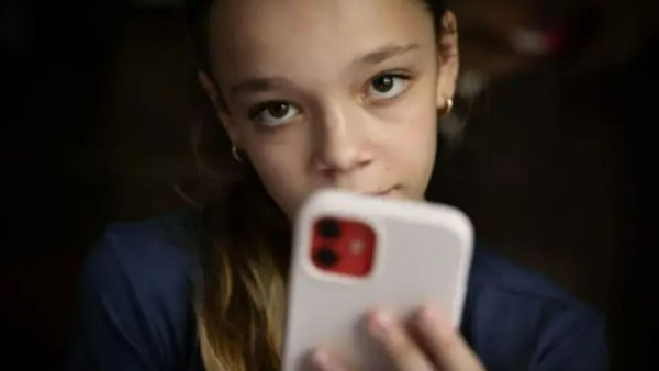 حظر استخدام السوشيال ميديا