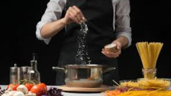 كيف تنقذين الأكلة عندما يقع منك الملح زيادة طرق سهلة ونتائج مضمونة  