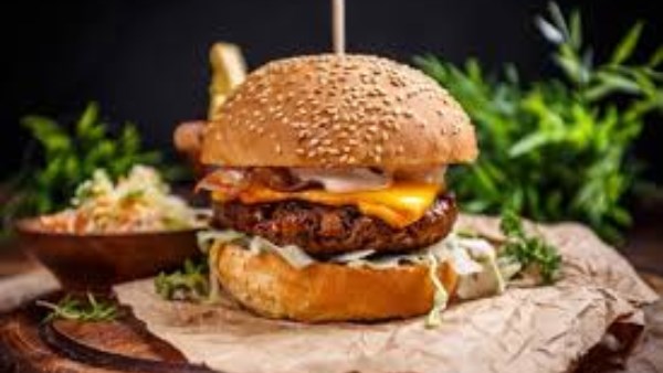 برجر اللحم البيتي بطعم المطاعم المكونات وطريقة التحضير خطوة بخطوة 