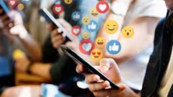 تريندات هزّت السوشيال ميديا وغيّرت سلوك المراهقين  
