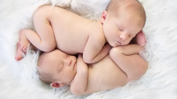 هل يمكن زيادة فرص إنجاب توأم طبيعيًا؟ 