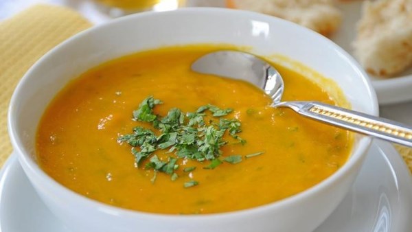 طريقة عمل شوربة العدس الأصفر الكريمية  