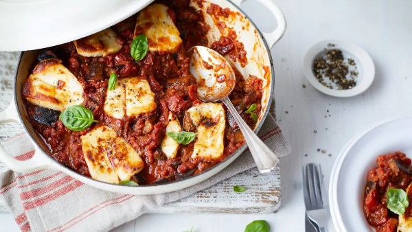 الحلومي المخبوز بالباذنجان والطماطم 