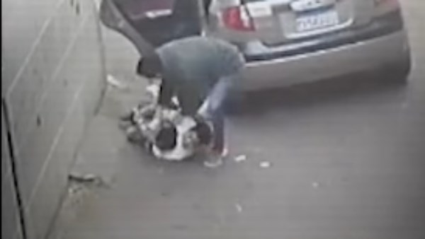 فيديو صادم لمحاولة اختطاف طفل في وضح النهار يشعل السوشيال ميديا وشقيقة يتمسك به والأمن يفحص الواقعة 