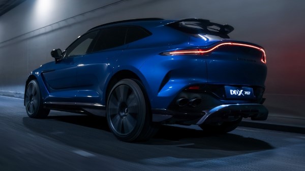  أستون مارتن DBX707