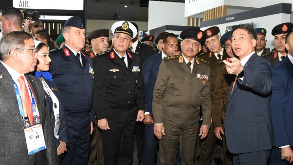 وزير الدفاع ورئيس الأركان يعقدان عدد من اللقاءات الثنائية مع قادة الوفود العسكرية على هامش معرض إيديكس 2025