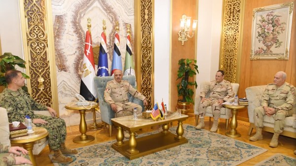 رئيس الأركان يلتقي قائد القيادة المركزية الأمريكية لبحث العلاقات الثنائية وقضايا المنطقة