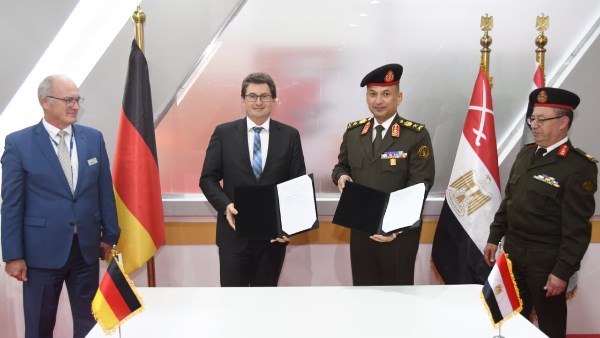 قائد قوات الدفاع الجوي مع الجانب الألماني