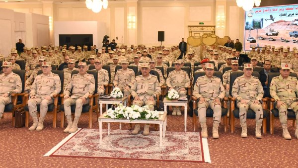 وزير الدفاع يلتقي بمقاتلي قوات حرس الحدود ويكرم عددا من المتميزين 