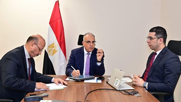 اجتماع وزير الري