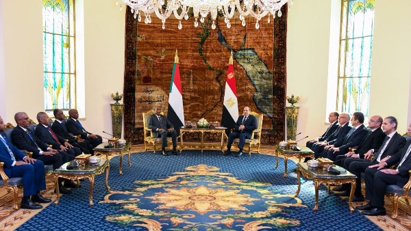 الرئيس عبد الفتاح السيسي ورئيس مجلس السيادة السوداني