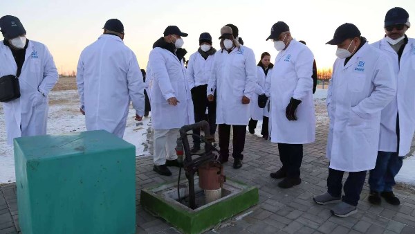 وزير الكهرباء والوفد المرافق له