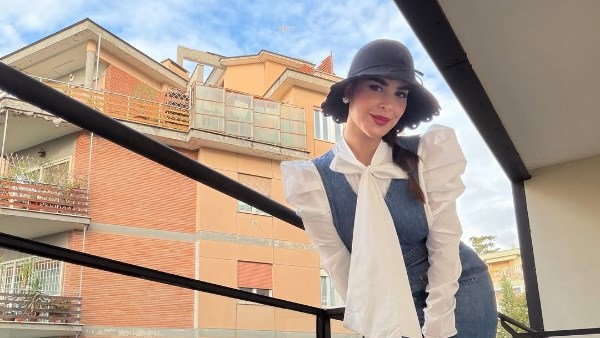 نورهان منصور تخطف الانظار بإطلالتها فى البلكونة