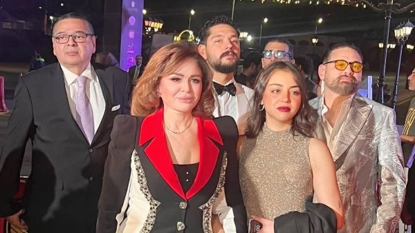 إلهام شاهين تخطف الانظار وسط عائلتها فى مهرجان شرم الشيخ الدولي للمسرح الشبابي 