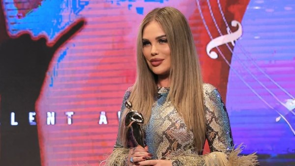  نيكول سابا تثير الجدل بإطلالتها بجلد الثعبان الملون