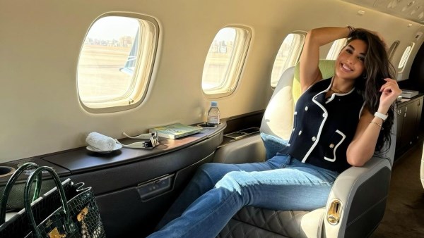 ياسمين صبرى تثير الجدل بإطلالتها من داخل الطائرة 