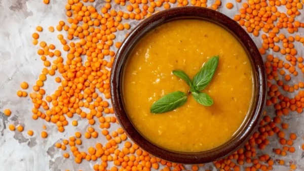 طريقة عمل شوربة العدس بالطشة