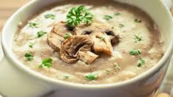 تعطيك الشعور بالدفء..طريقة شوربة الفطر بالرافيولي