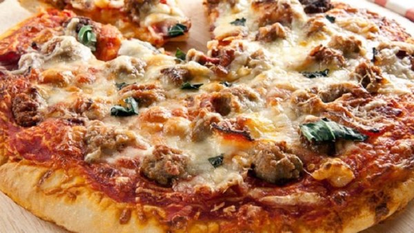 طريقة عمل بيتزا اللحم المفروم الشهية 