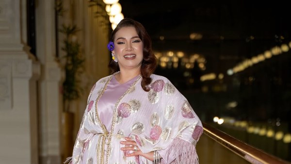 بوردة زرقاء.. انتصار تستعرض إناقتها فى مهرجان القاهرة السينمائي