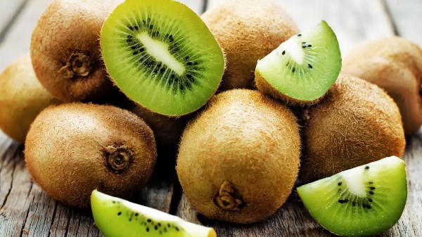 ماذا يحدث لجسمك عند تناول حبة من الكيوي؟