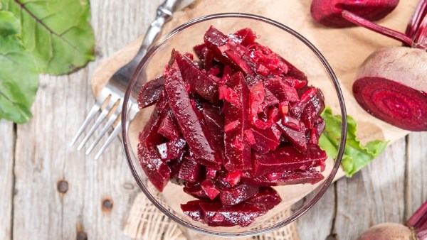 طريقة عمل سلطة البنجر الصحية واللذيذة.