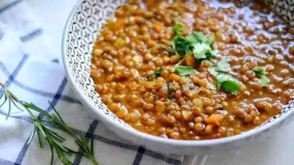 من الاكلات الشتوية..طريقة عمل العدس بالجبة