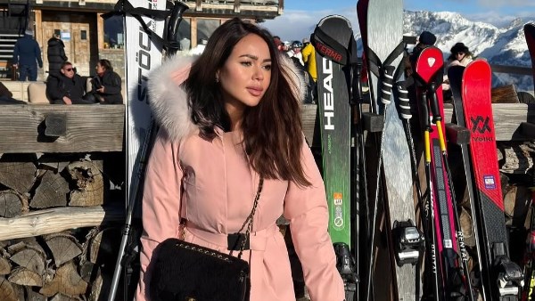 أسماء إبراهيم تستعرض جمالها برياضة التزلج على الثلوج