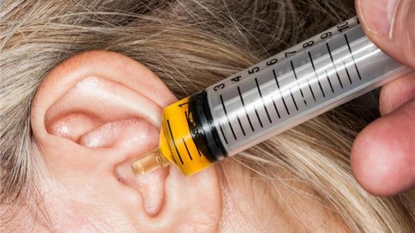  تراكم شمع الأذن.. علامات تحذيرية لا يجب تجاهلها