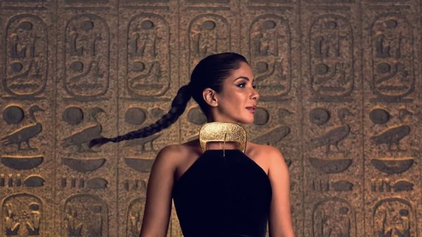  10 إطلالات لـ منى زكى تثير الجدل من احدث جلسة تصوير جديدة لها