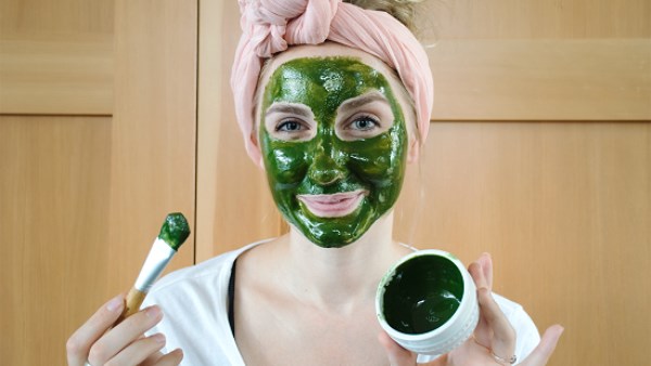 خلى بشرتك مثل الزجاج.. بـ باكت شاى أخضر 