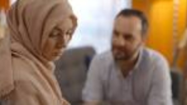  الجلوس مع زوجة أخي 