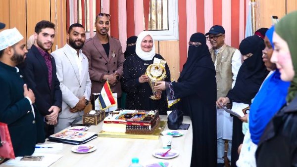 جانب من تهنئة مستشارة شيخ الأزهر لشؤون الوافدين بحصولها على الدكتوراه