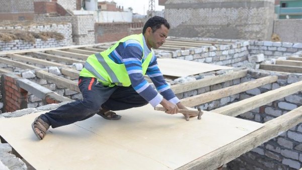 حكم إخراج الزكاة في تسقيف البيوت