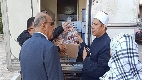 الأوقاف توزع طنين من لحوم صكوك الأضاحي على الأسر الأولى بالرعاية بالمحافظات