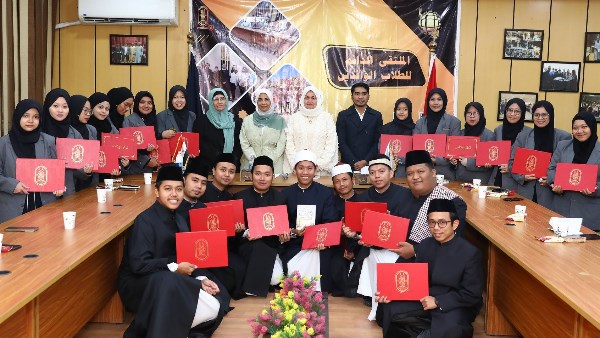 مستشارة شيخ الأزهر لشؤون الوافدين تسلّم شهادات إتمام البرنامج للدارسين الإندونيسيين