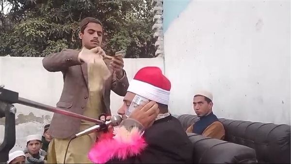 نقطوه بالفلوس وهو بيقرأ القرآن